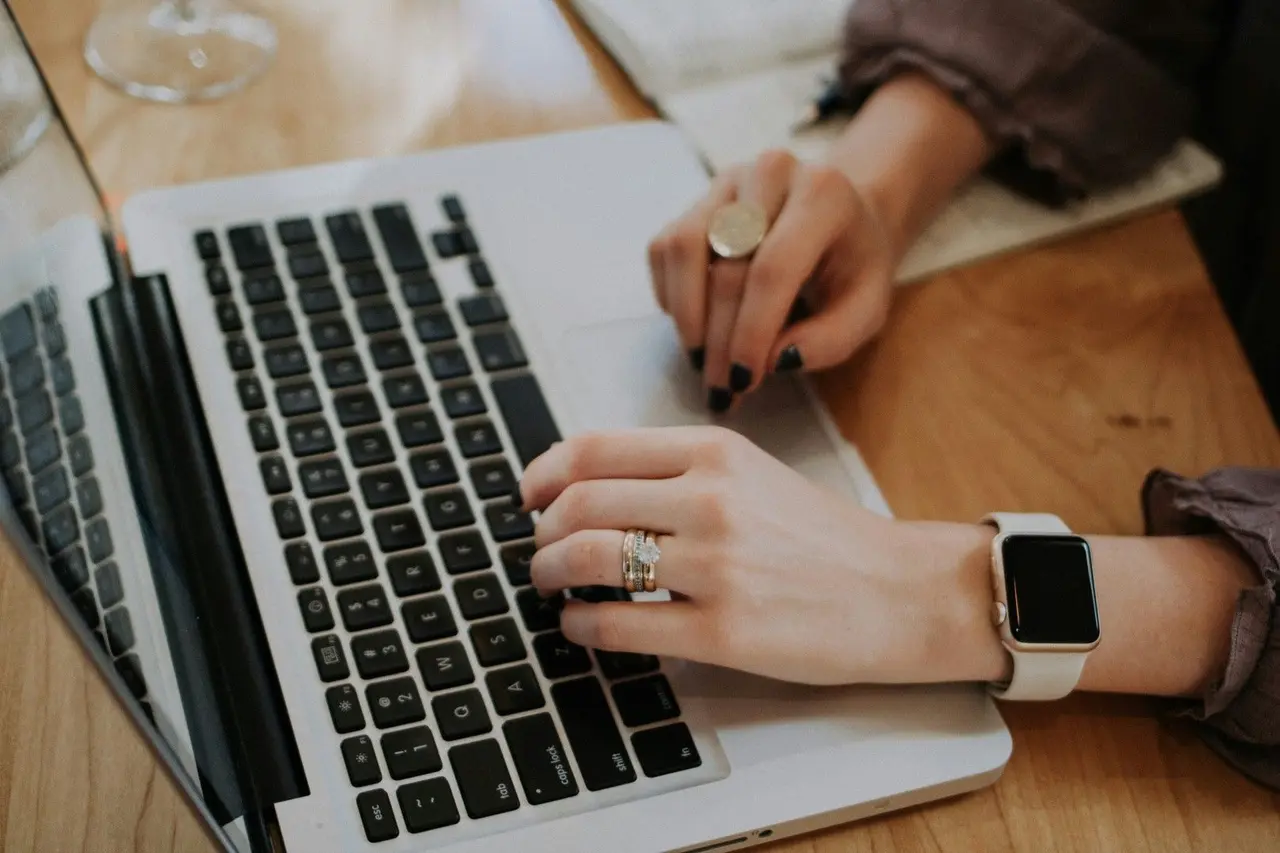 Une personne utilise un ordinateur portable pour rechercher un emploi en ligne.