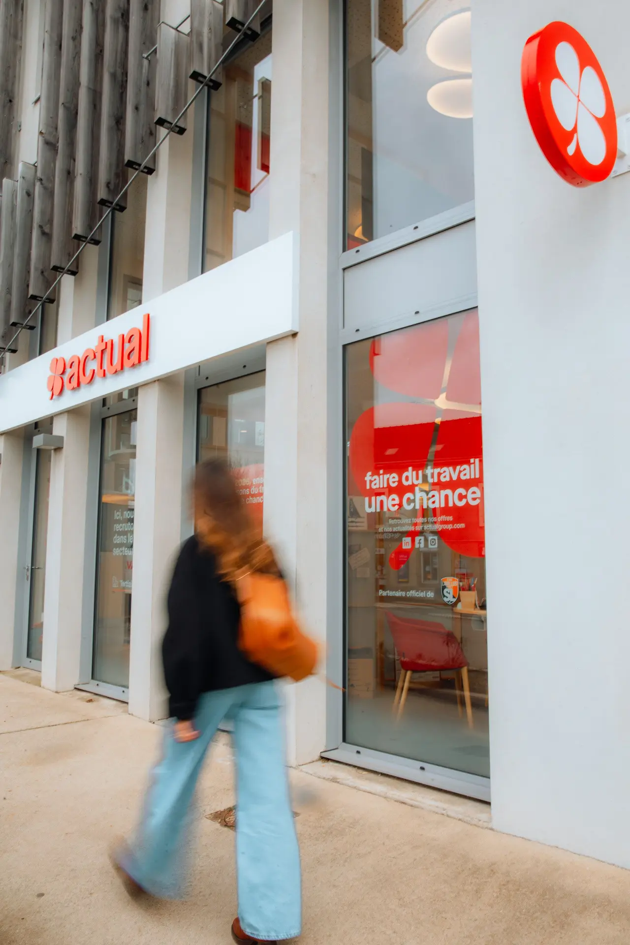 Une personne passe devant la devanture d'une agence d'intérim et d'emploi Actual.