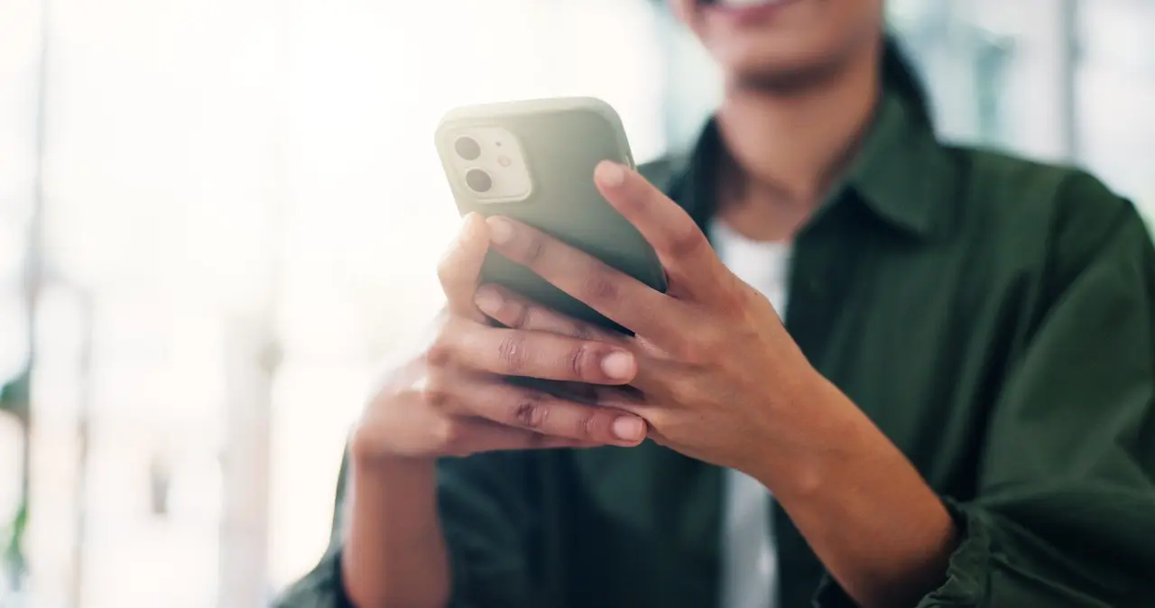 Une personne utilise son smartphone pour récupérer son code de connexion.