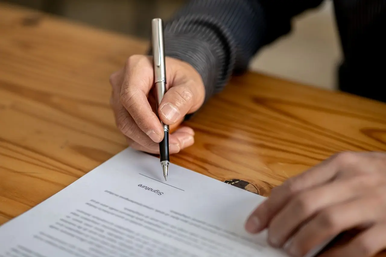 Signature d'un nouveau contrat de travail pour une mission d'intérim.