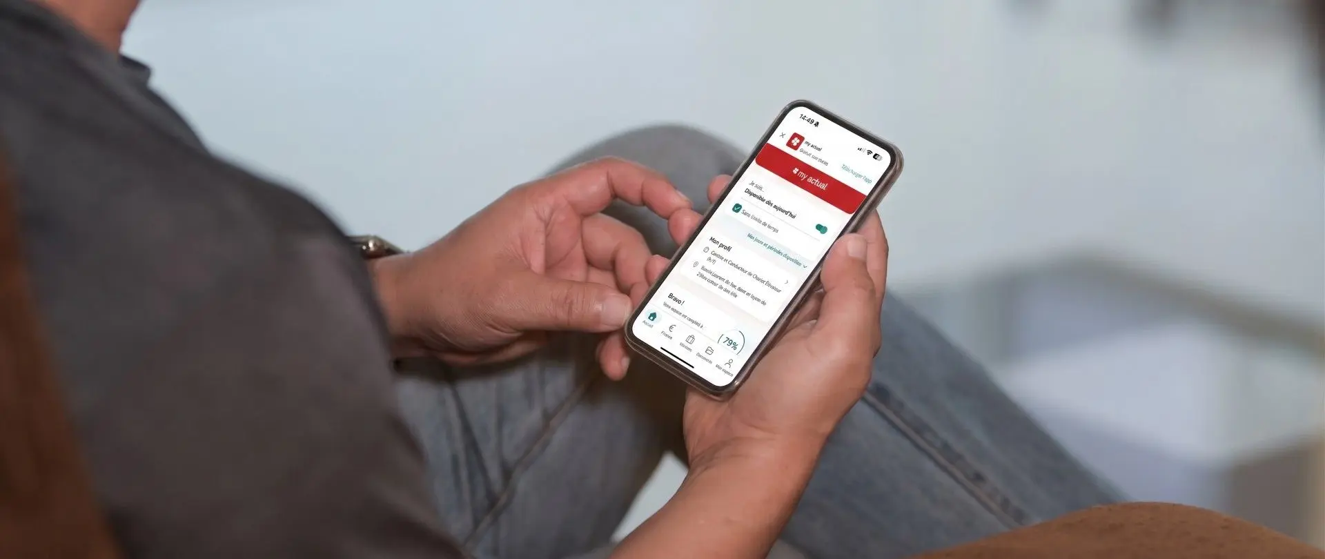 Un candidat consulte l'application mobile My Actual sur son smartphone.