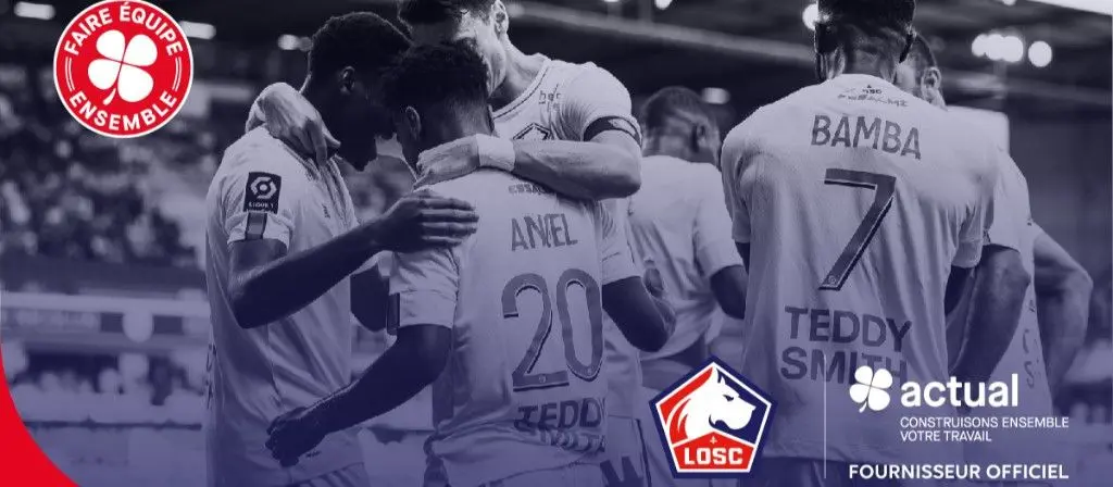 Joueurs de football du LOSC célébrant un but, symbole du partenariat avec le groupe d'intérim Actual.